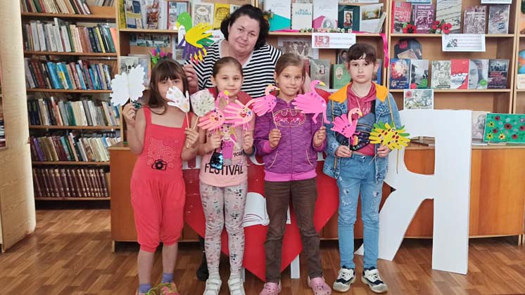 Рожеві фламінго в бібліотеці